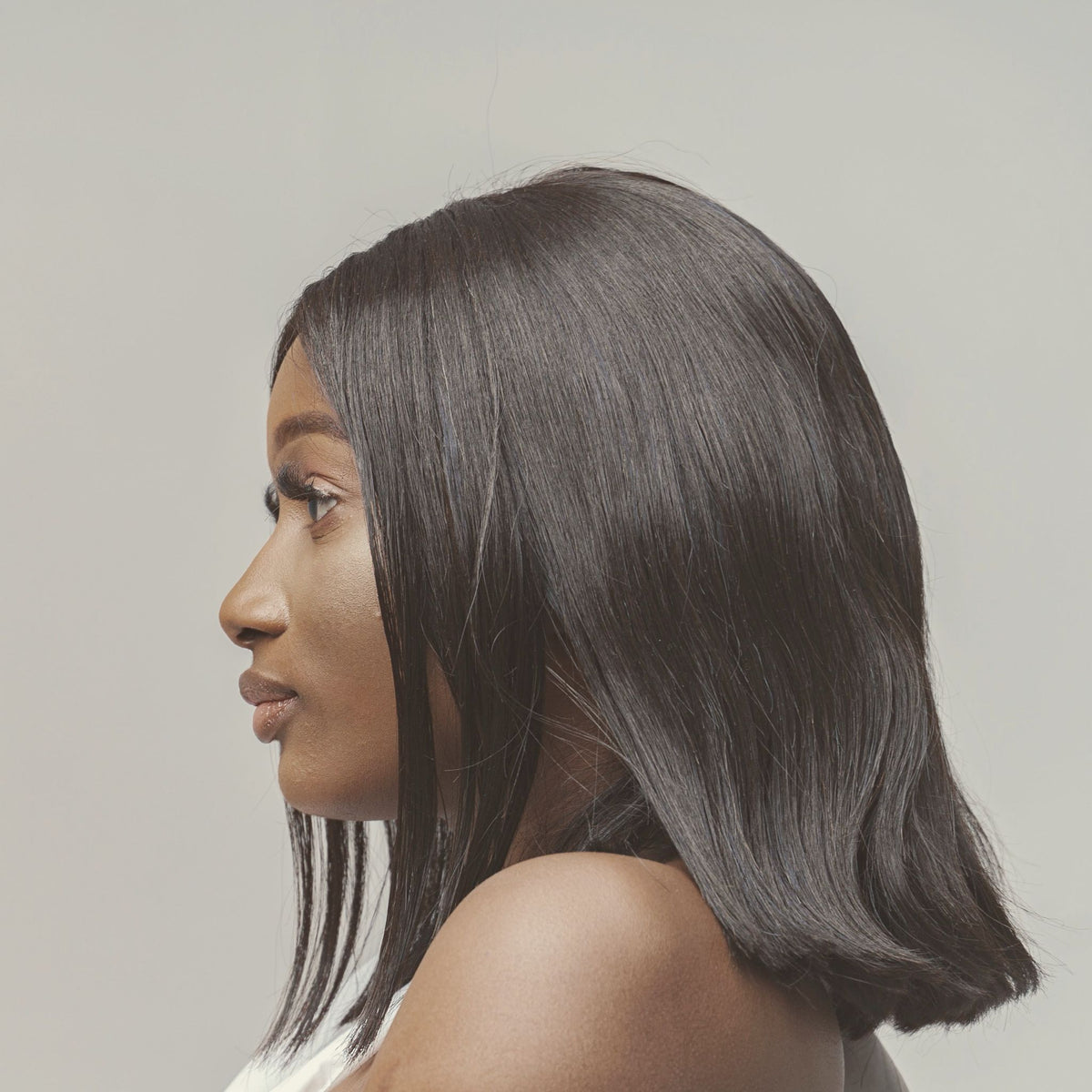 Smooth, soft, shiny straightened hair on a Black woman – Tannin smoothing